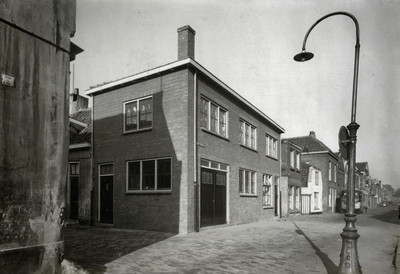 62861 Gezicht op de voorgevels van de huizen Gruttersdijk 7 (links)-hoger te Utrecht; links de ingang van de Kraanstraat.